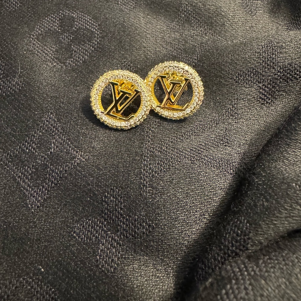 Louis Vuitton Gold Circular Earrings with Polished Finish - Picture 2 of 4